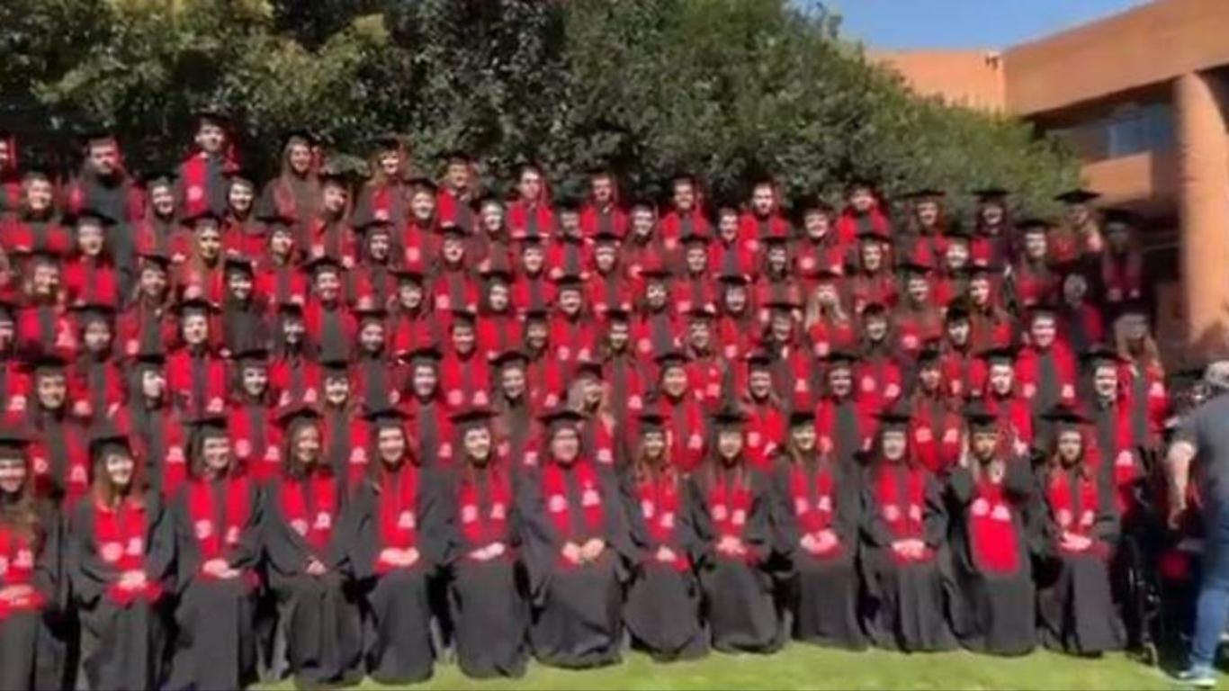 Colapsan gradas en la Universidad Iberoamericana durante foto de graduación
