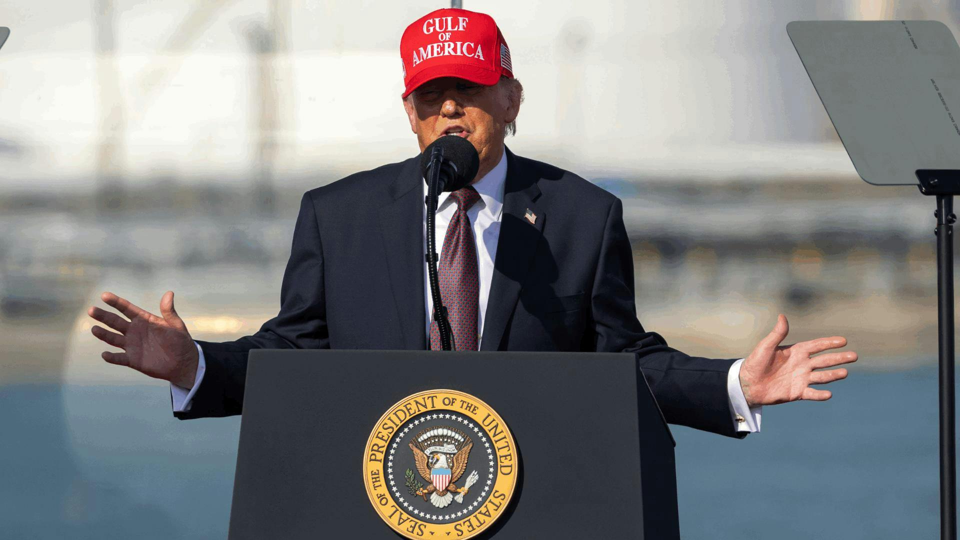 A pesar de la guerra arancelaria de Trump, el comercio de EU creció 4.6% en 2025, según OCDE