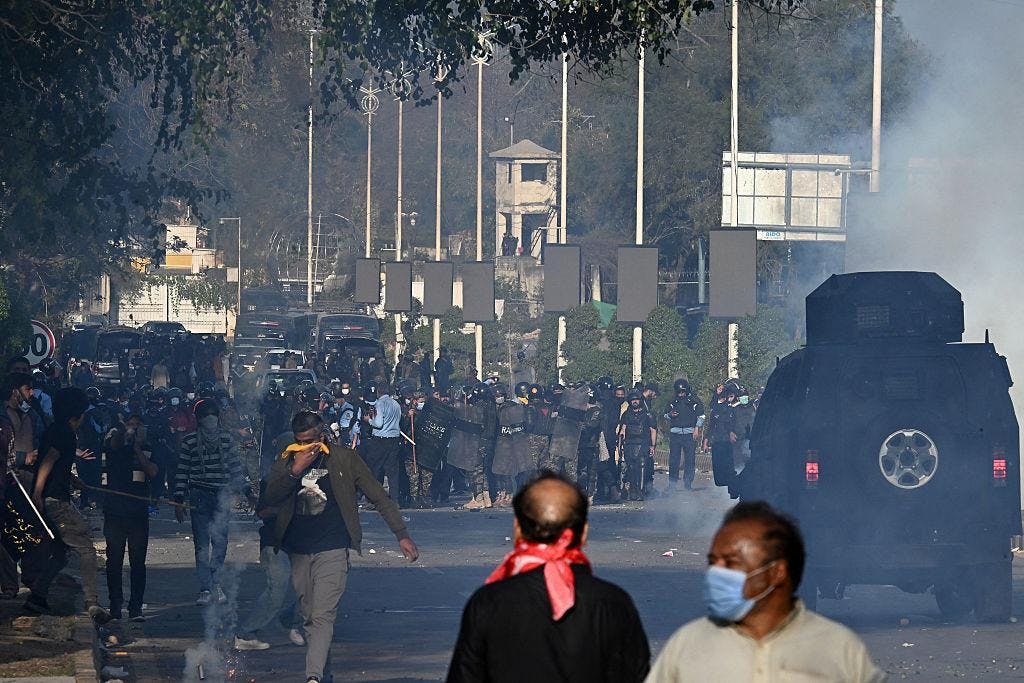 Al menos 22 muertos y más de 120 heridos tras intento de asalto al consulado de EU en Pakistán