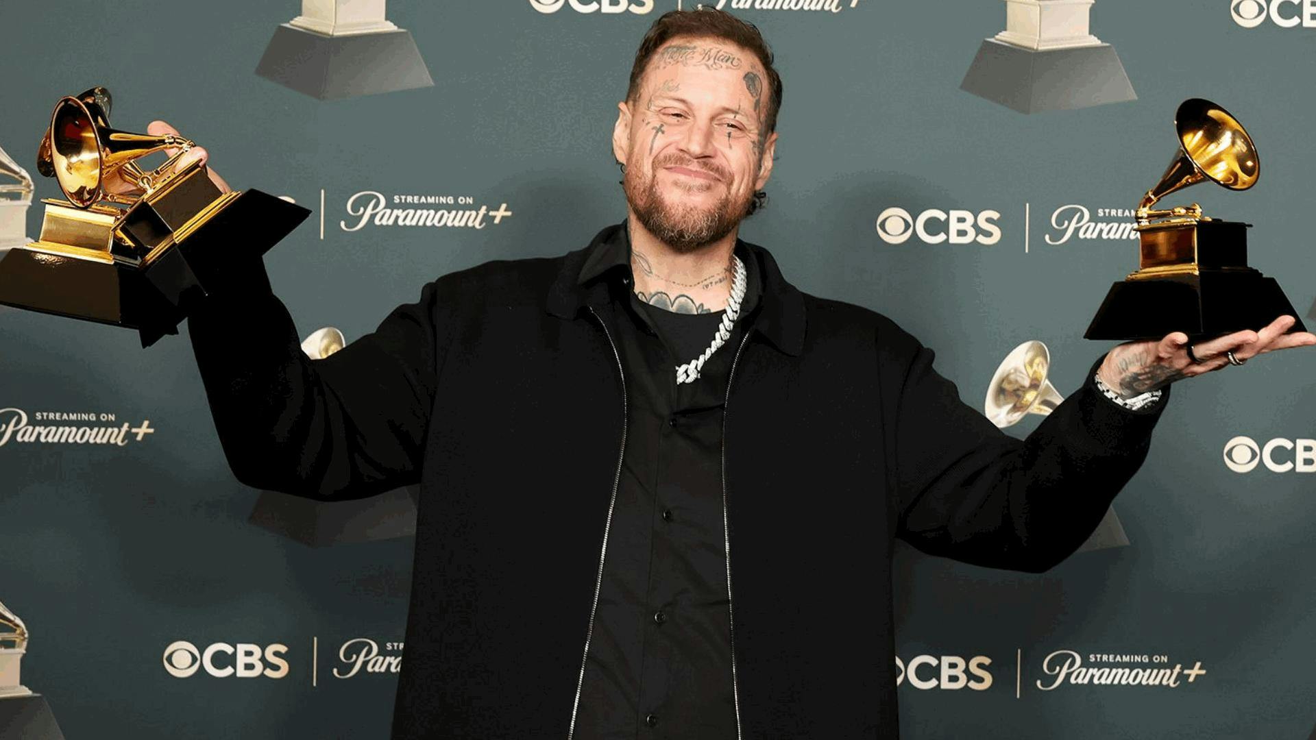 Jelly Roll revela que actuó en los Grammy con la clavícula fracturada: "Quería gritar en cada abrazo"
