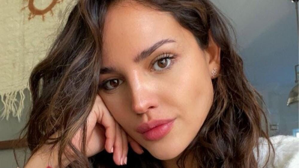 Eiza González deslumbra con look negro en los Actor Awards