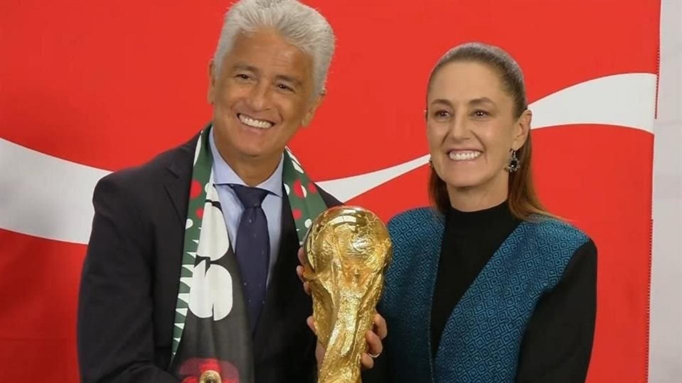 Sheinbaum alza la Copa del Mundo junto a Bebeto en Palacio Nacional