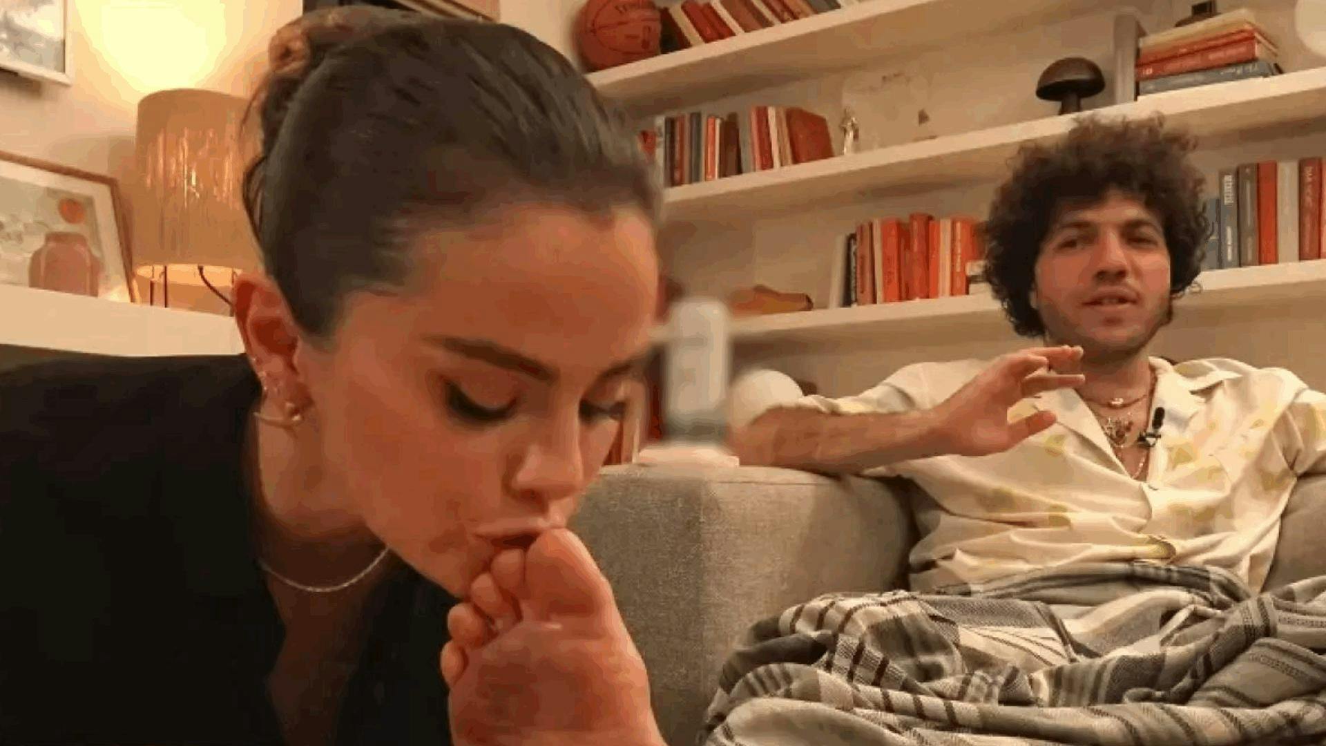 Selena Gomez besa los pies de Benny Blanco en podcast tras la polémica por sus suelas sucias