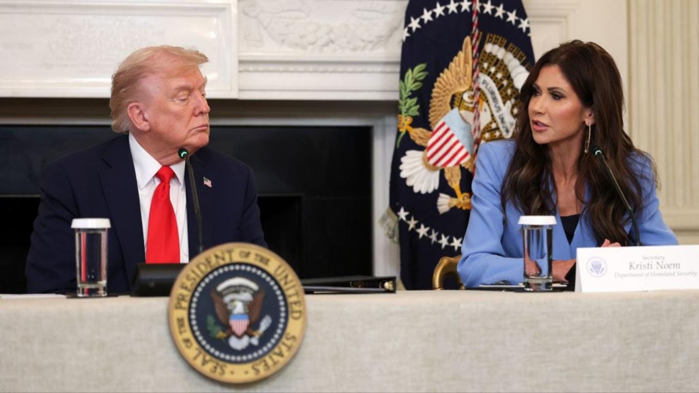 Escándalo en el gabinete de Trump: Kristi Noem es destituida por mentirle al presidente