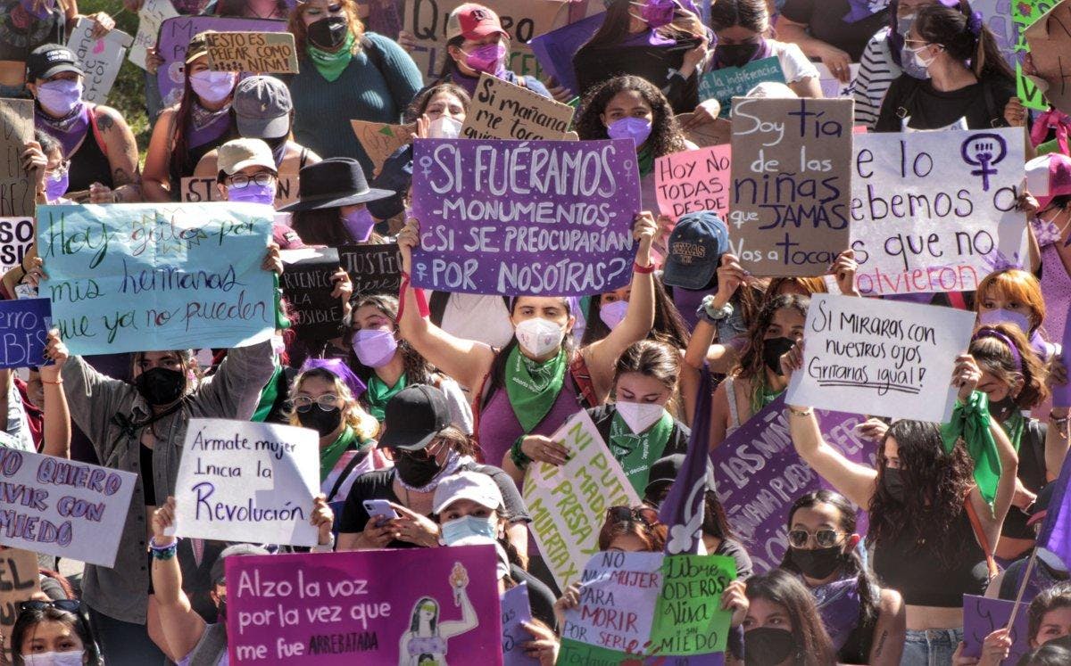“Bloque negro” custodia contingentes y realiza pintas durante marcha del 8M en la CDMX