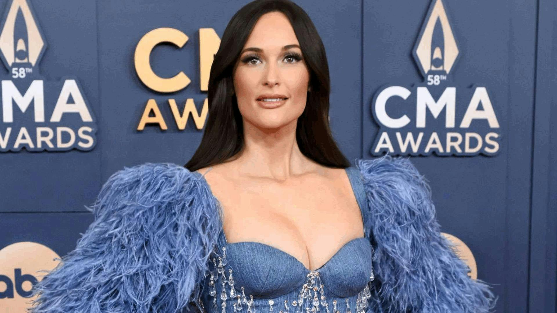 Kacey Musgraves anuncia nuevo álbum "Middle of Nowhere" y estrena el divertido video de "Dry Spell"