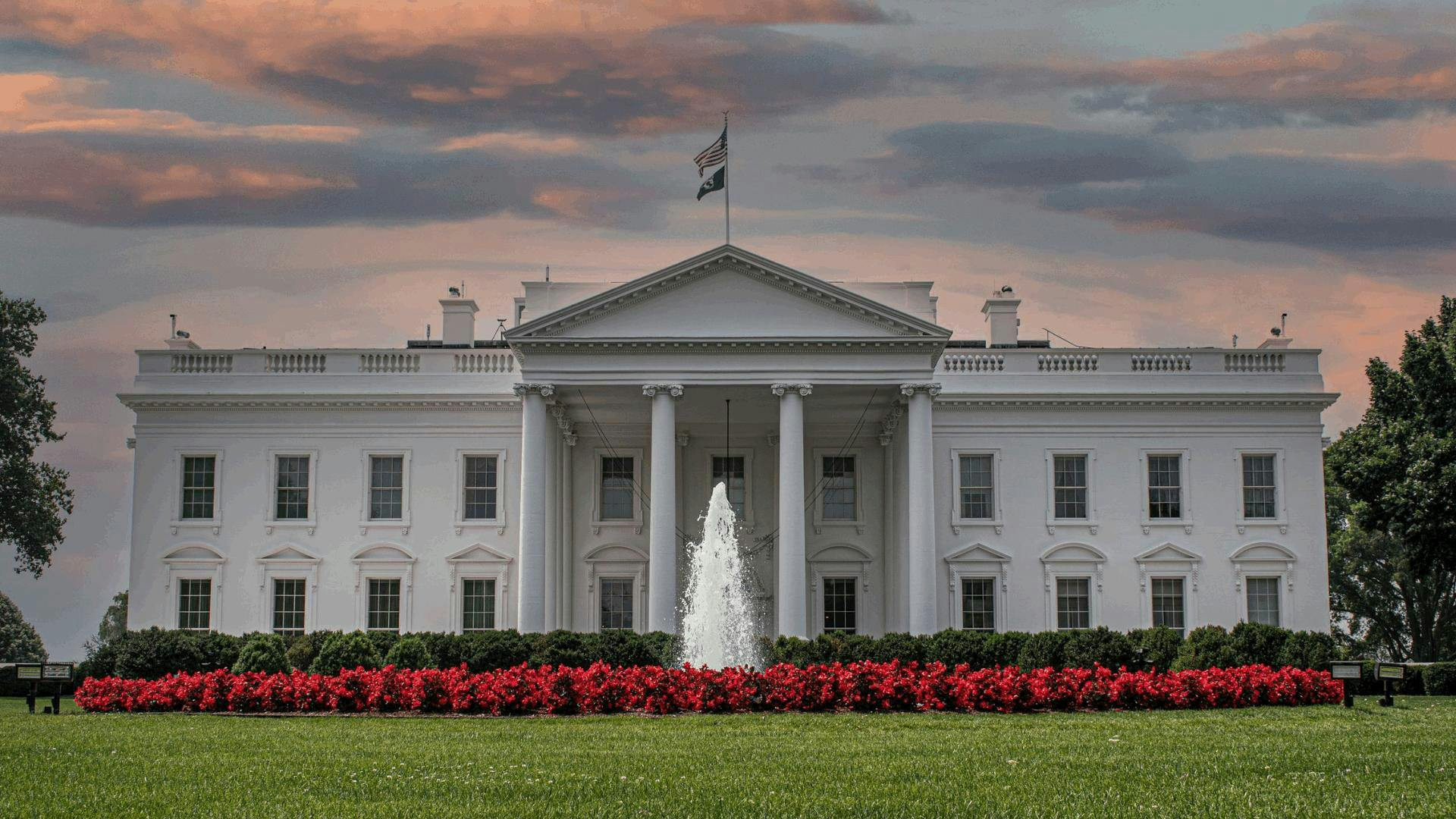 Conductor impacta camioneta contra barricadas de la Casa Blanca; Trump se encontraba en la residencia