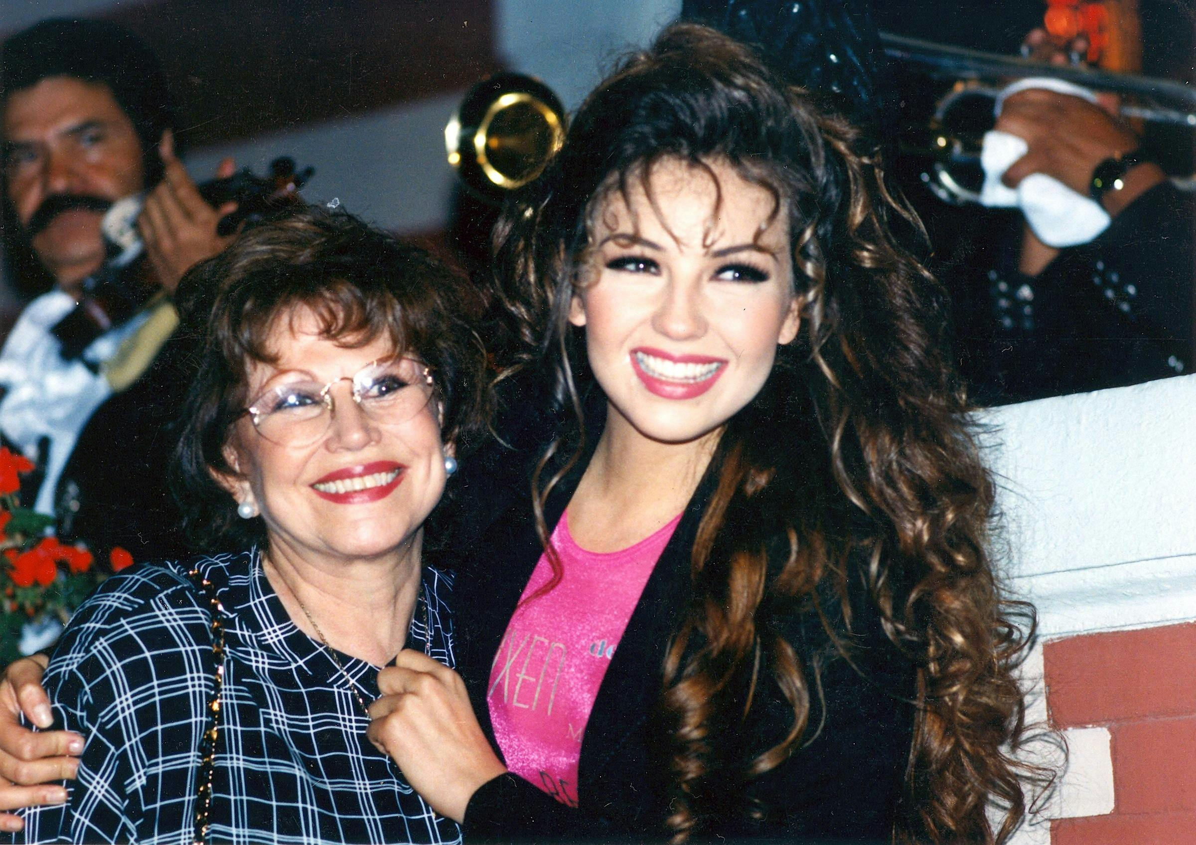 Thalía revive su infancia al regresar a la casa donde creció en México