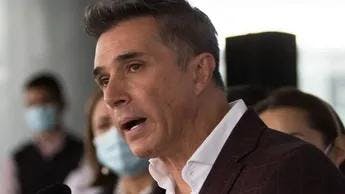 Sergio Mayer se disculpa tras regresar al Congreso por su participación en reality show