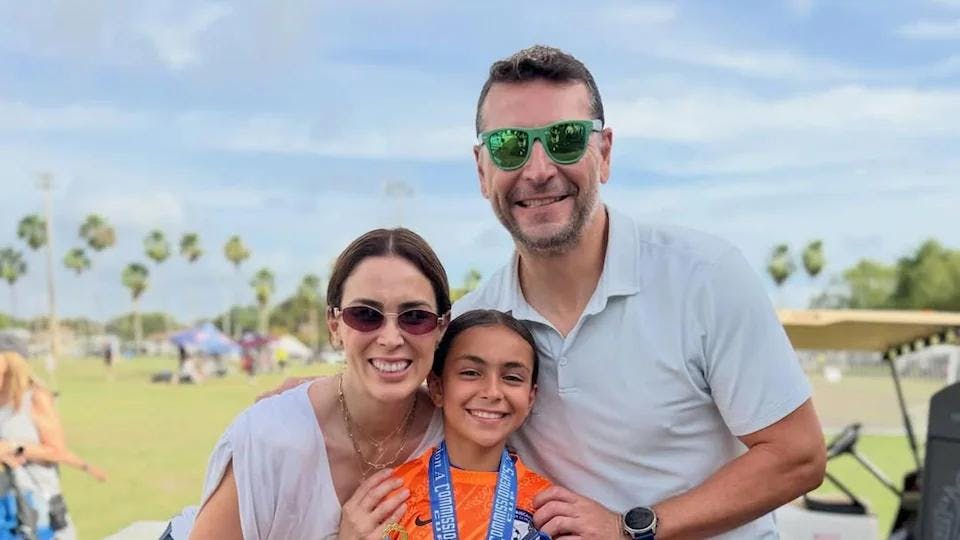 Jacky Bracamontes presume a su papá como entrenador de fútbol de sus hijas