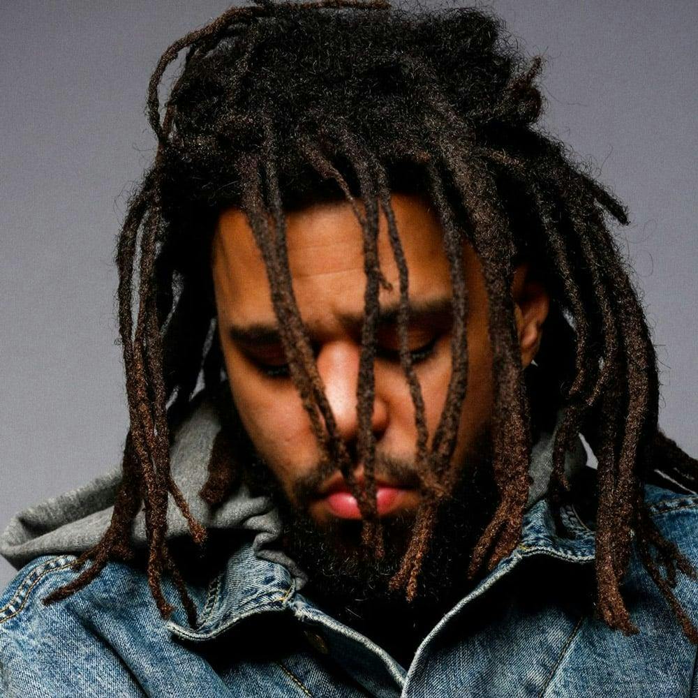 J. Cole critica reacciones tras conflicto entre Drake y Kendrick Lamar: “El mundo se volvió como la política”