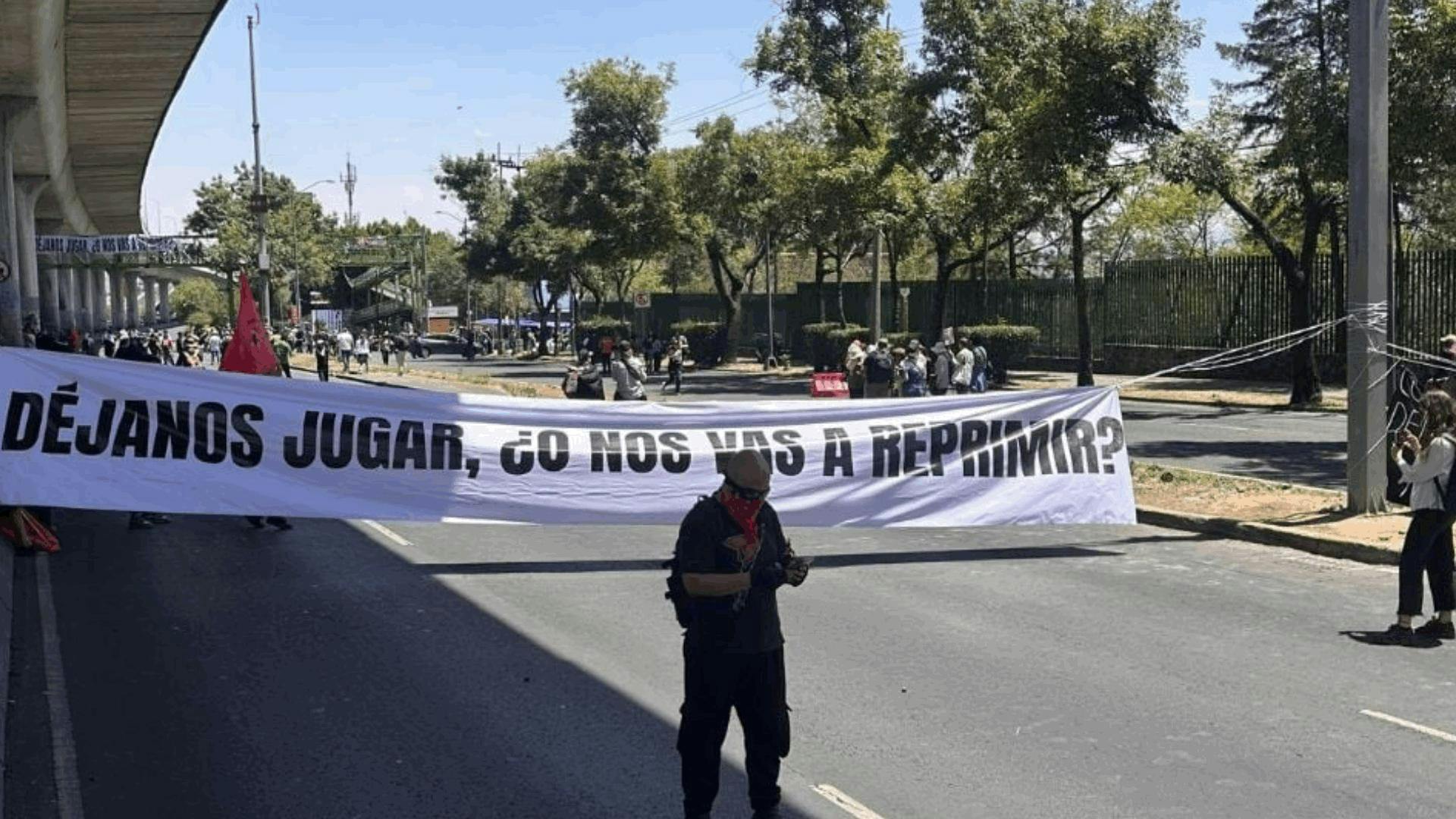 Bloqueo en Periférico Sur por reinauguración del Estadio Azteca: colectivos exigen agua y freno a desalojos