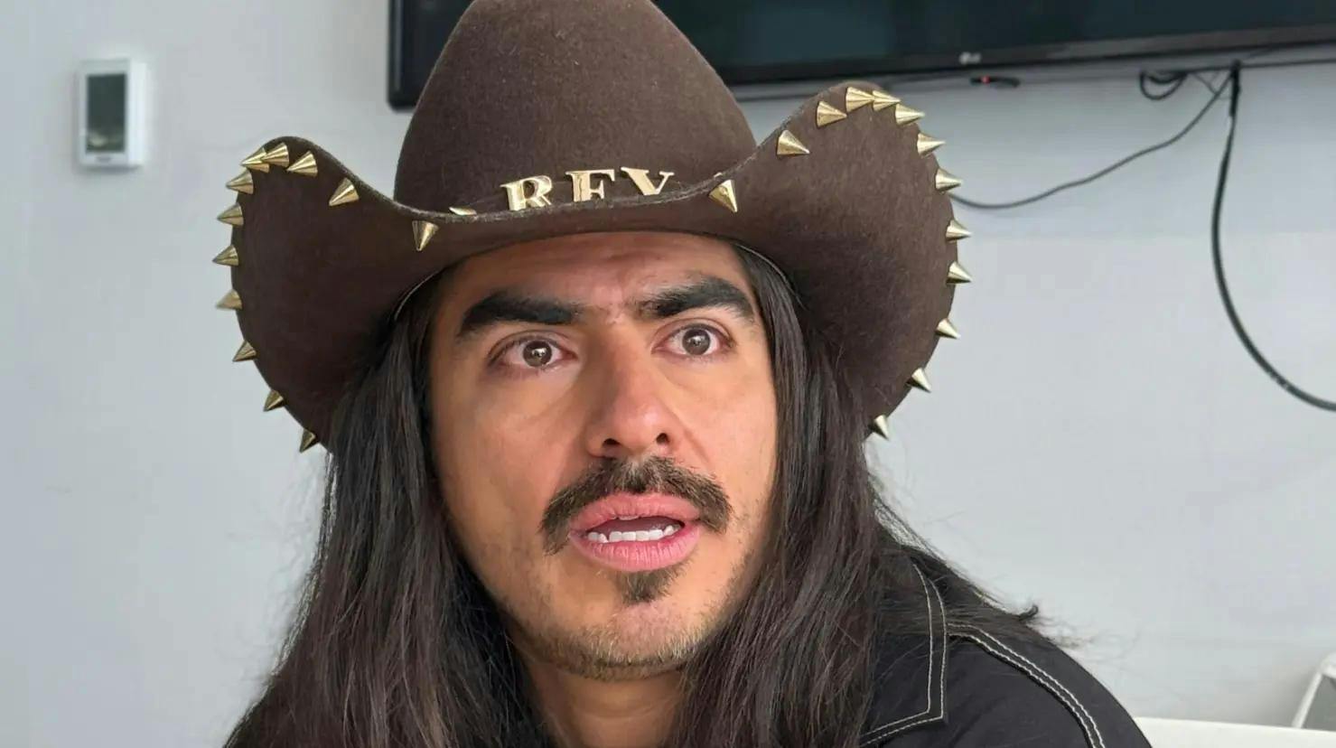😢 Rey Grupero rompe en llanto por desaparición de su mascota