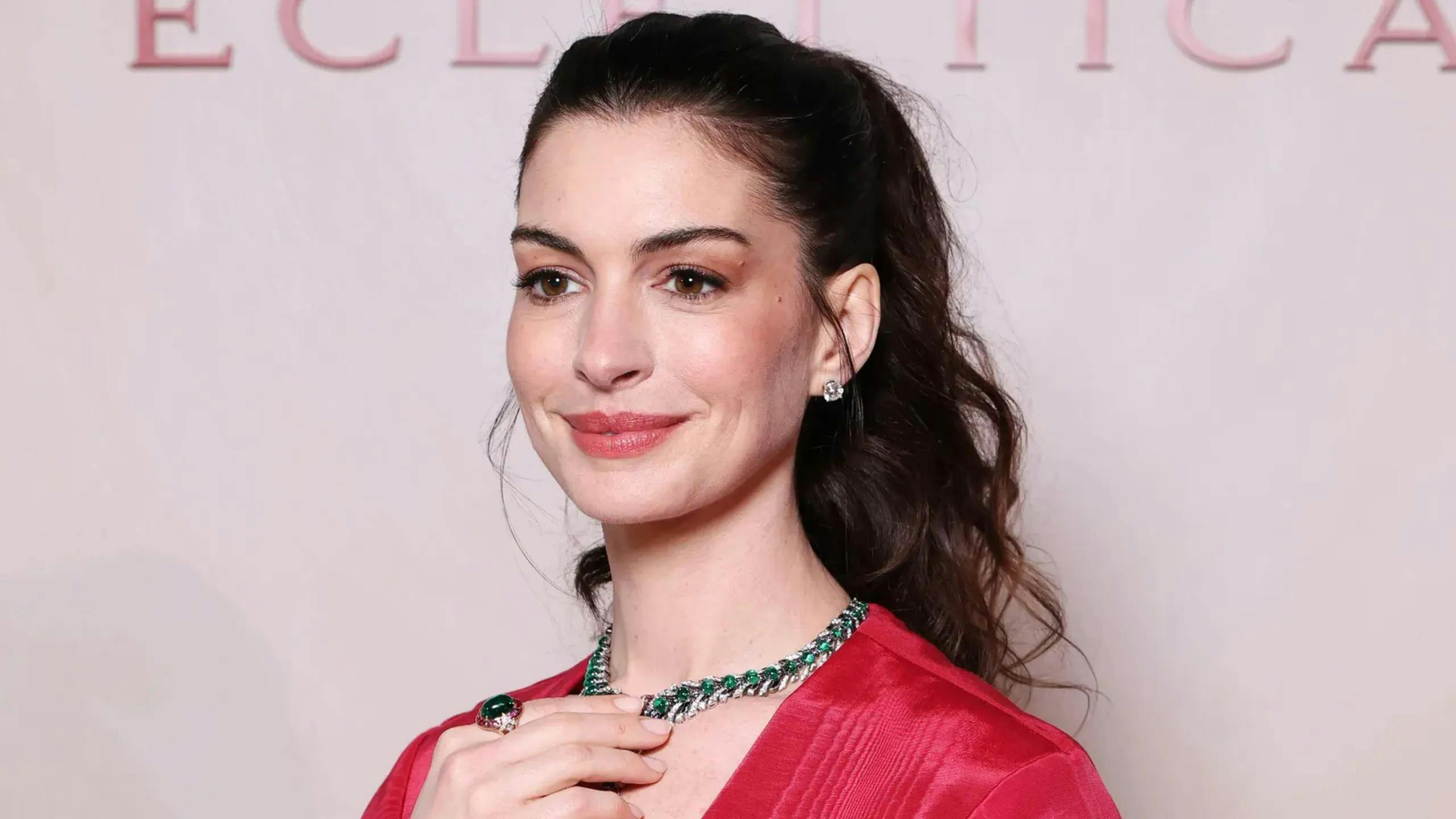 Anne Hathaway incursiona en la música con tema oscuro para ‘Mother Mary’