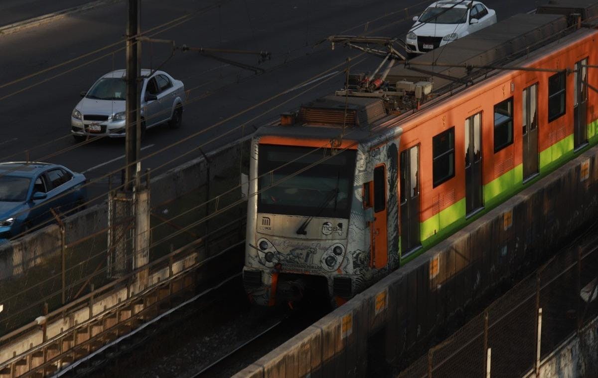 Cierran tres estaciones de la Línea 2 del Metro y afectan servicio en toda la ruta