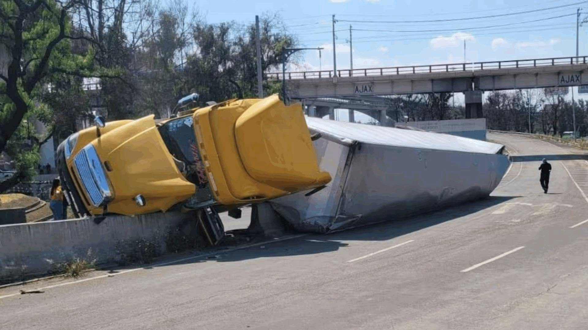 Vuelca tráiler en el Puente de la Concordia, el mismo tramo donde una pipa de gas explotó y dejó 32 muertos