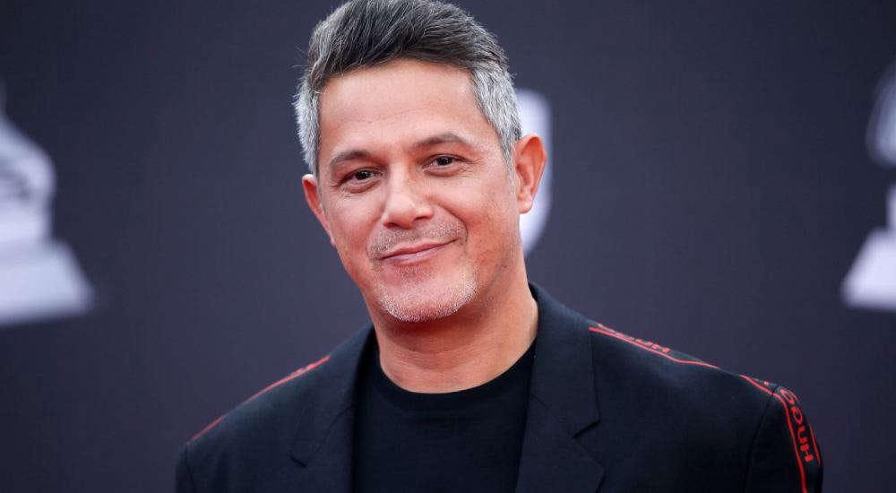 Alejandro Sanz felicita a Stephanie Cayo y confirma su relación con primera foto juntos