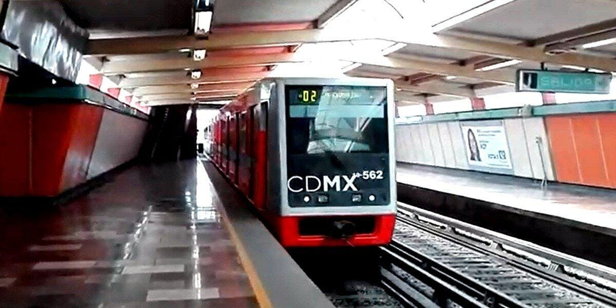Cortocircuito en Línea 4 del Metro CDMX provoca suspensión del servicio