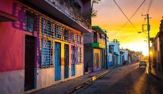Apagones y falta de combustible golpean al turismo en Cuba; cae 56% la llegada de visitantes