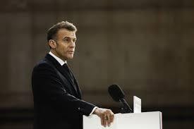 Macron pide a jóvenes apagar el celular y propone prohibir redes a menores