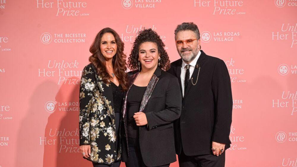 Lucero reaparece junto a Mijares en el cierre de su concierto sinfónico