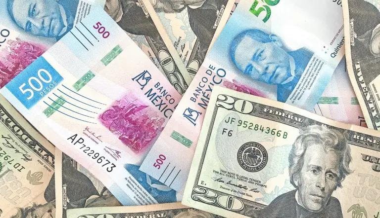 Peso se fortalece por menor tensión internacional y avanza frente al dólar