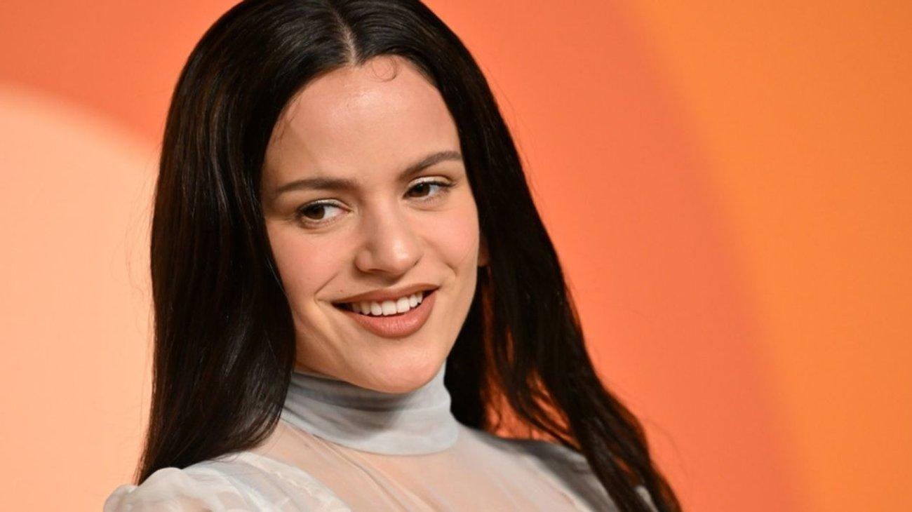 Rosalía lanza “Focu Ranni” y fans ven posibles indirectas a Rauw Alejandro