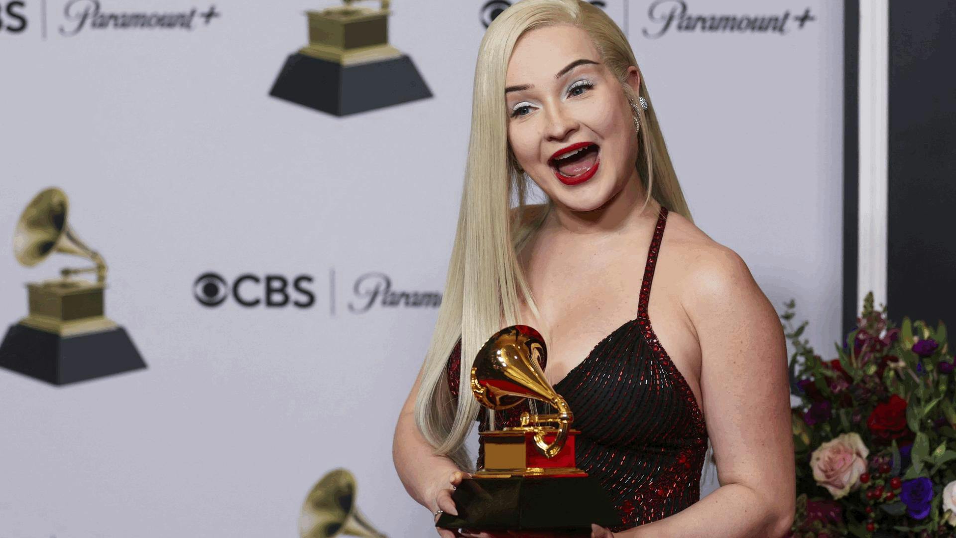 Kim Petras juega con su Grammy en medio de la presión de que su “carrera ha terminado” en el video de “Need for Speed”