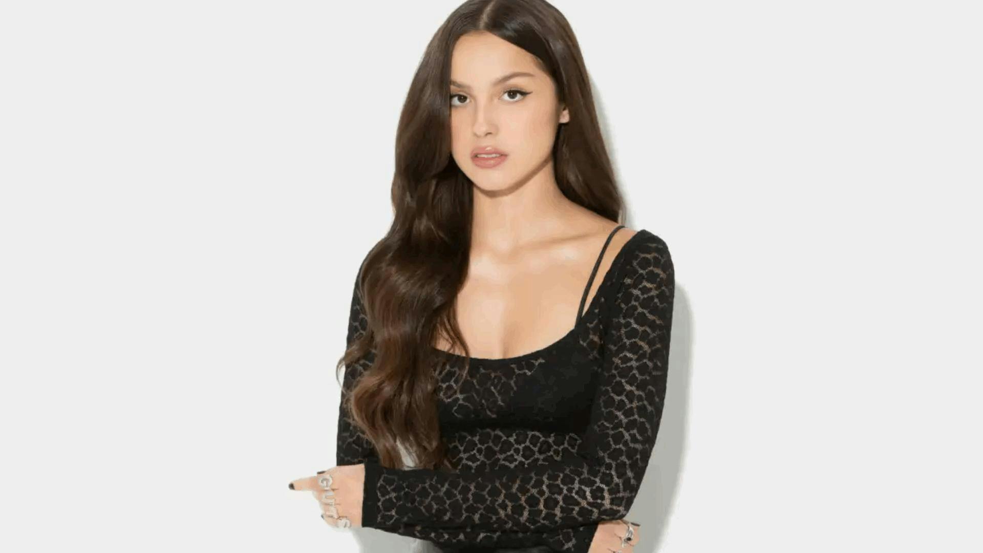 Olivia Rodrigo sorprende a fans con actuación íntima de “Drop Dead” en micrófono abierto de Nueva York