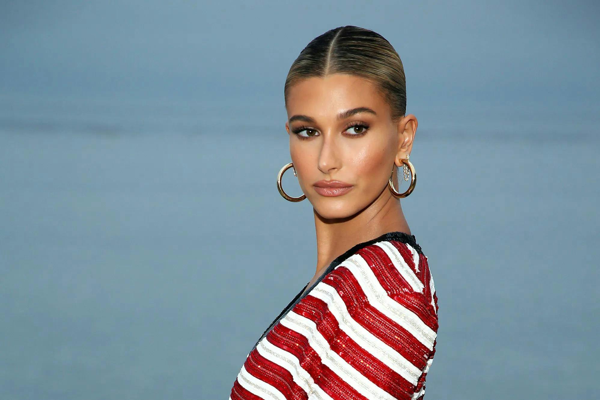 Hailey Bieber responde con firmeza tras volverse viral por apoyar a Billie Eilish en Coachella