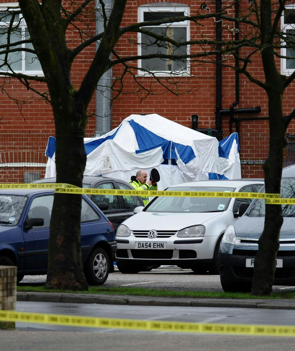 Detienen a dos mexicanos en redada contra secta investigada en Inglaterra