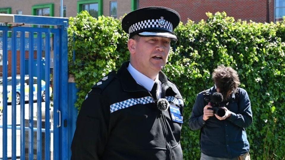 Capturan a dos mexicanos en operativo contra secta investigada en Inglaterra