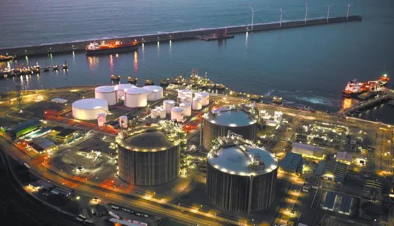 Tensión en Ormuz impulsa el precio del petróleo de Texas por encima de los 102 dólares