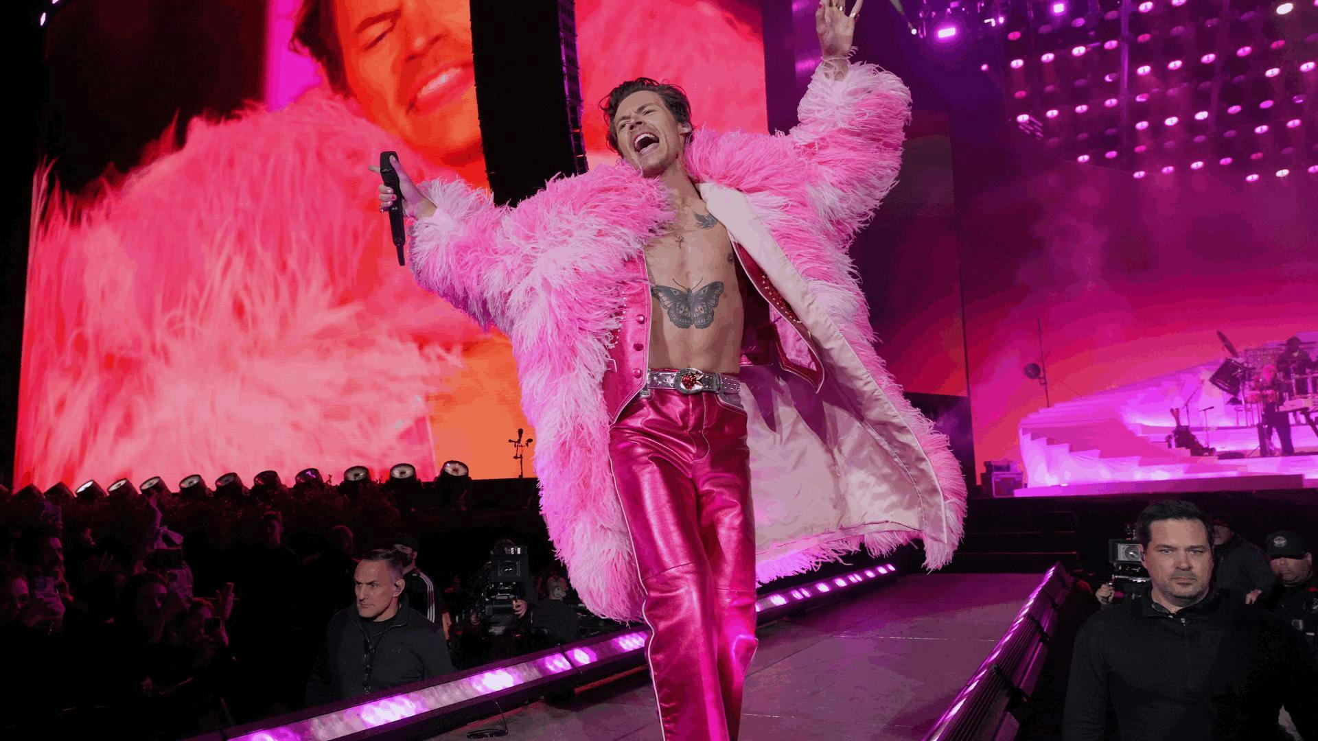 Harry Styles se burla del nuevo video musical “Dance No More” (y de sus piernas tonificadas) con un clip descarado
