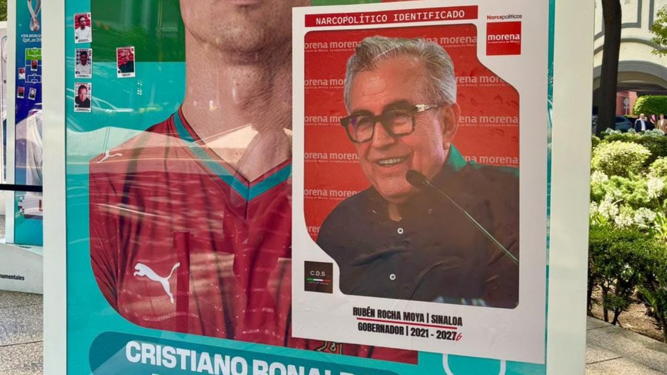 "Narcopolíticos identificados": Intervienen con estampas del Mundial exposición en Reforma