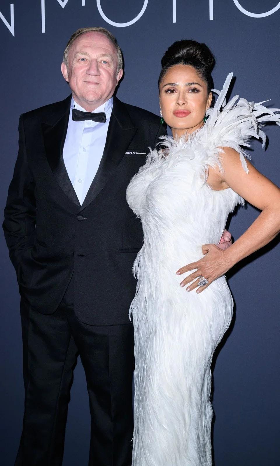 Salma Hayek apuesta por las plumas durante su aparición en Cannes