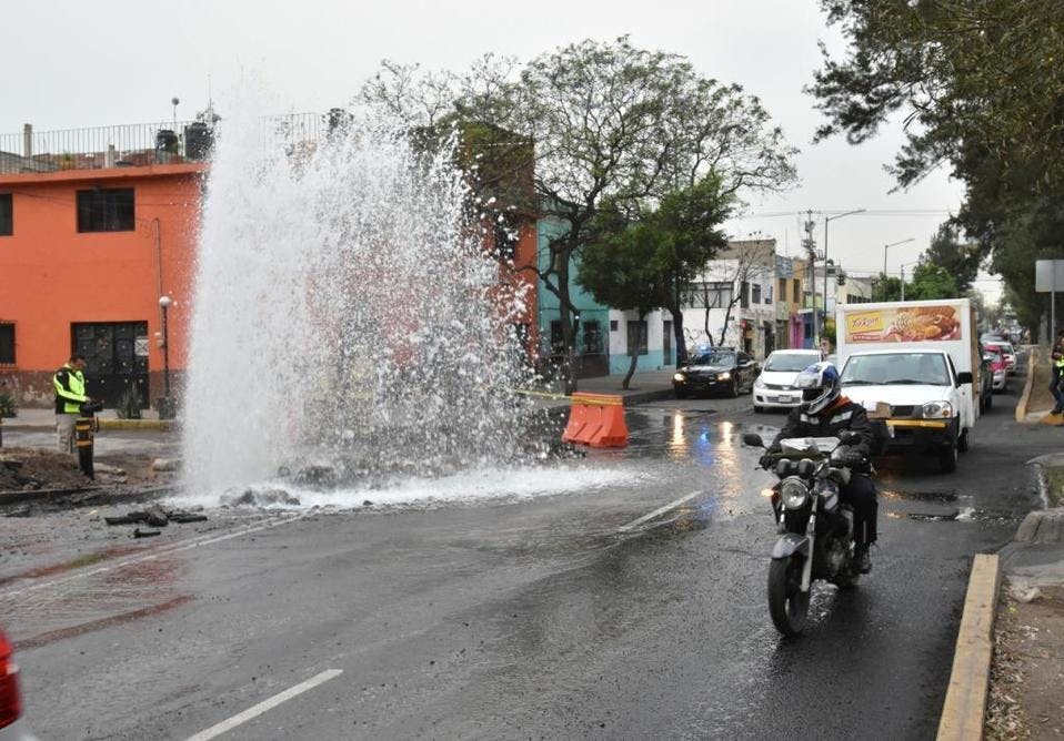 Se reactiva fuga de agua en Xochimilco días después de haber sido reparada