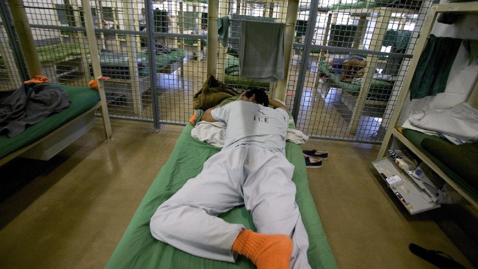 Deportados mexicanos denuncian abusos y maltratos en centros de detención de ICE