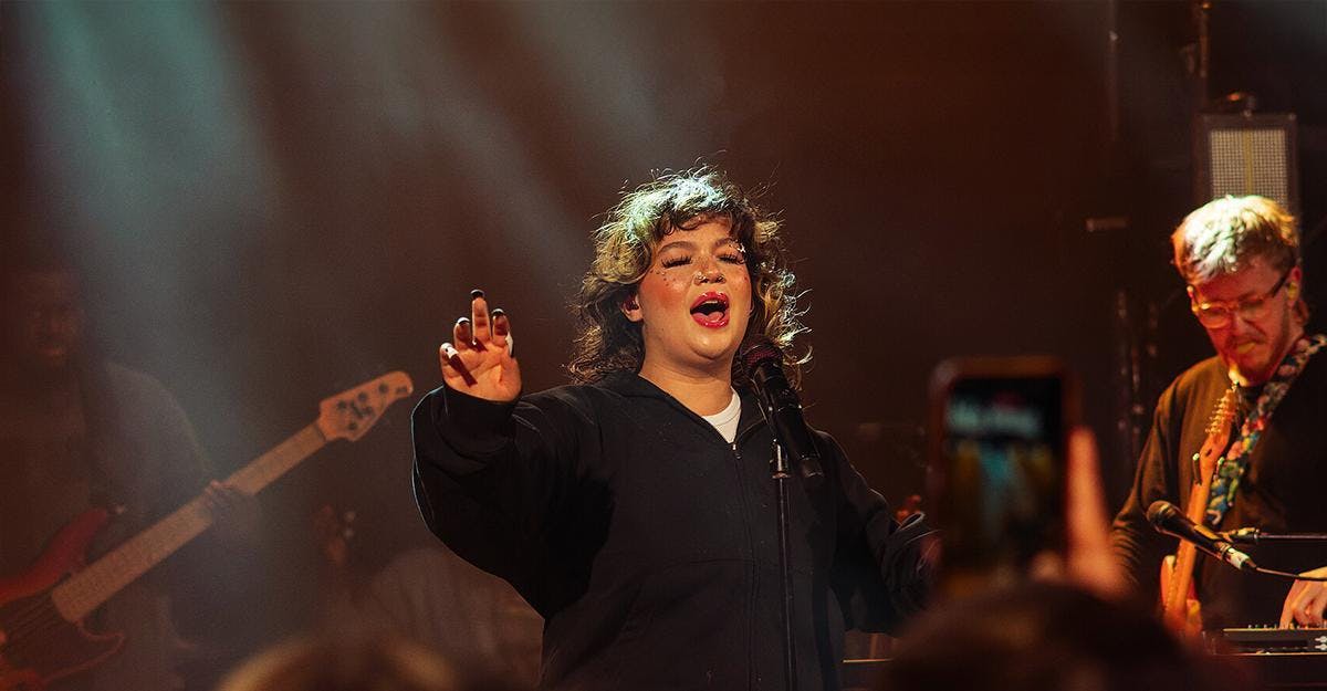 Apple Music estrena “Music Room”, nueva serie de conciertos íntimos con Lola Young