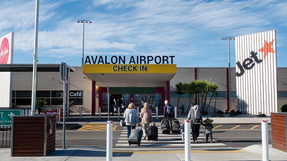 Evacúan aeropuerto en Australia por falsa alerta de explosivo; objeto era una depiladora láser