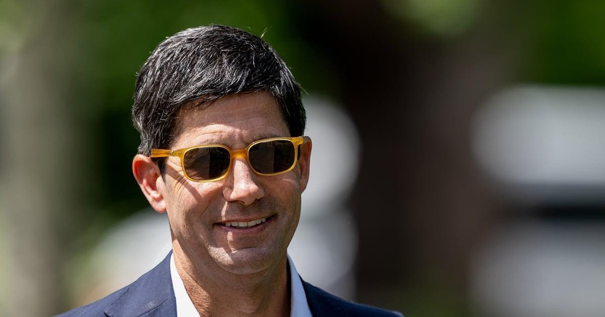 Kevin Warsh asume la presidencia de la Fed en medio de presiones inflacionarias y tensiones políticas