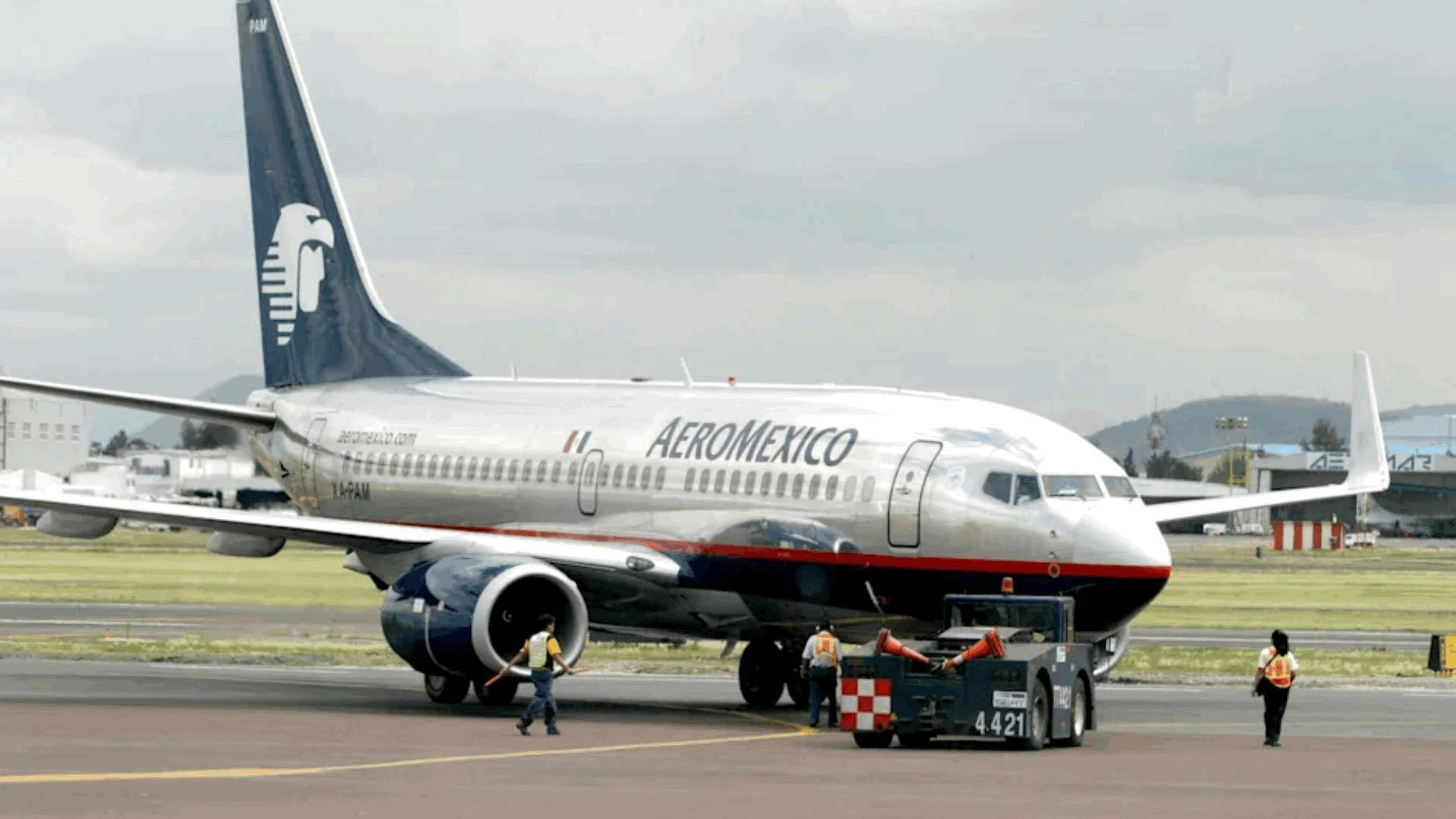 Avión de Aeroméxico regresa a CDMX por presunto daño en parabrisas.