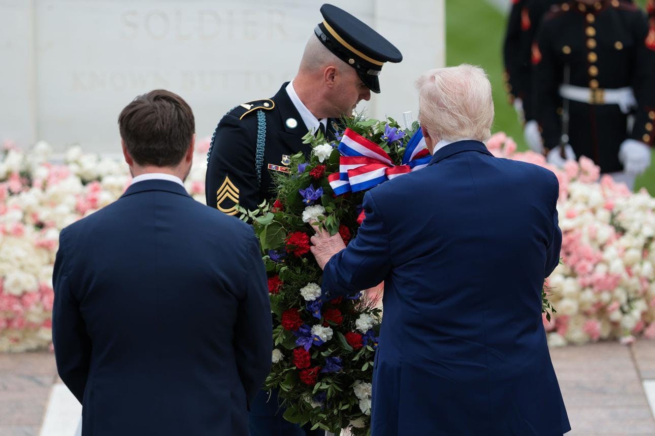 Trump asegura que Irán “nunca tendrá un arma nuclear” durante homenaje militar