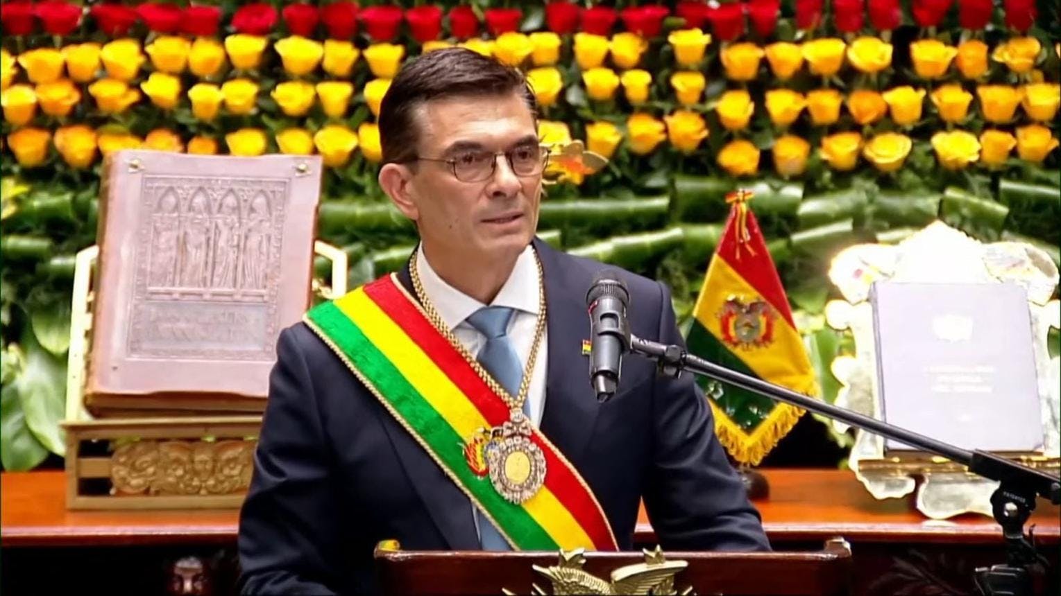 Presidente de Bolivia reducirá su sueldo ante crisis y protestas