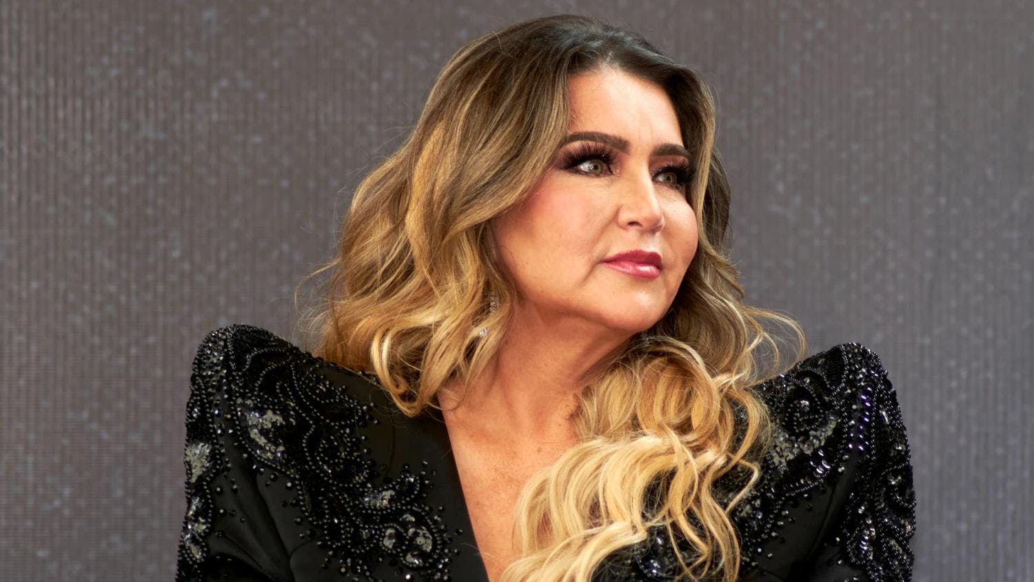 Acusan a Alicia Villarreal de pagar millones para sonar en radio; revelan audios