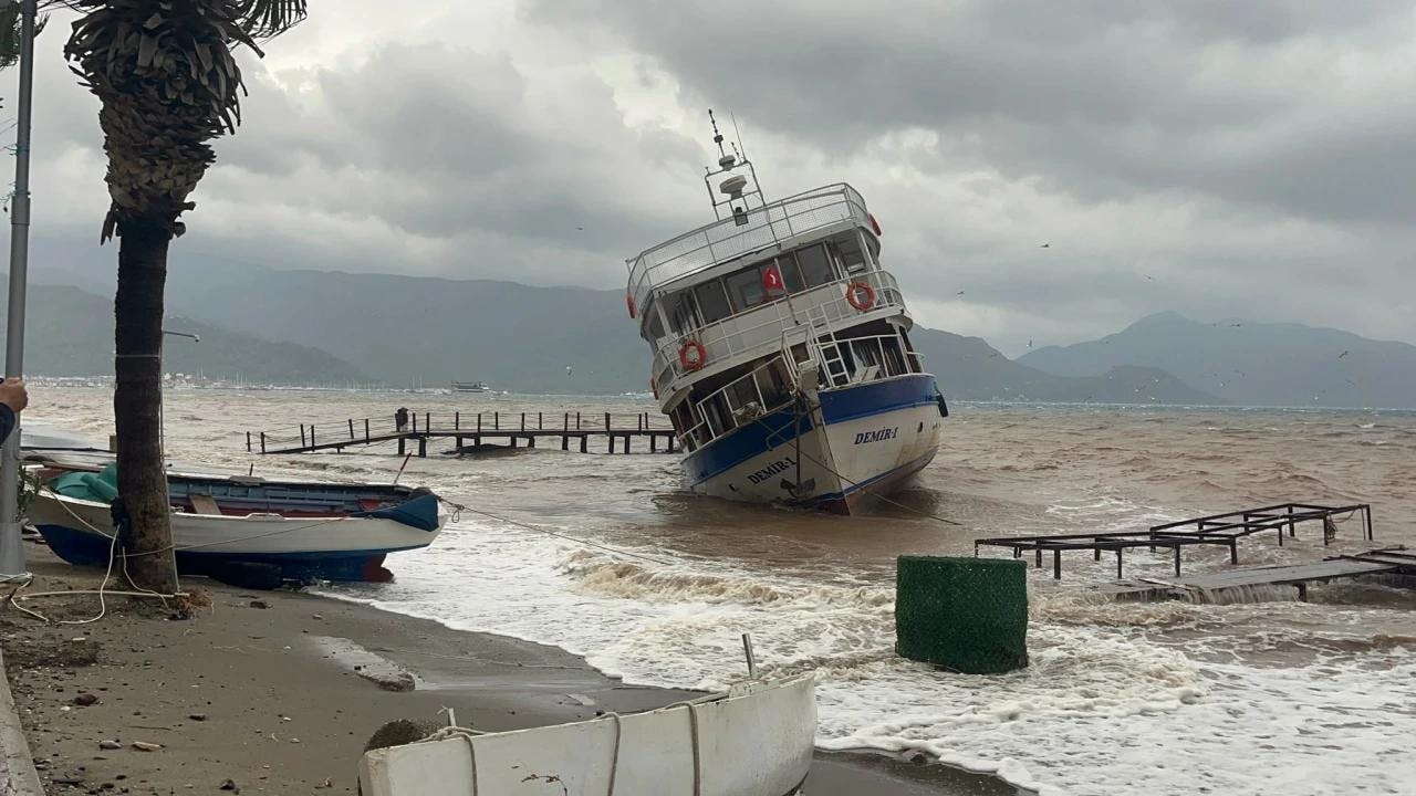 Barco turístico se hunde frente a las costas de Turquía con 110 personas a bordo; no hubo víctimas