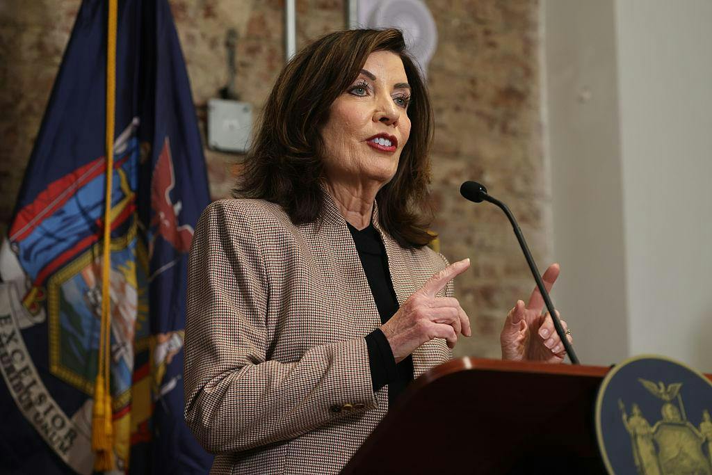 Nueva York restringe operaciones del ICE en escuelas e iglesias y prohíbe el uso de pasamontañas
