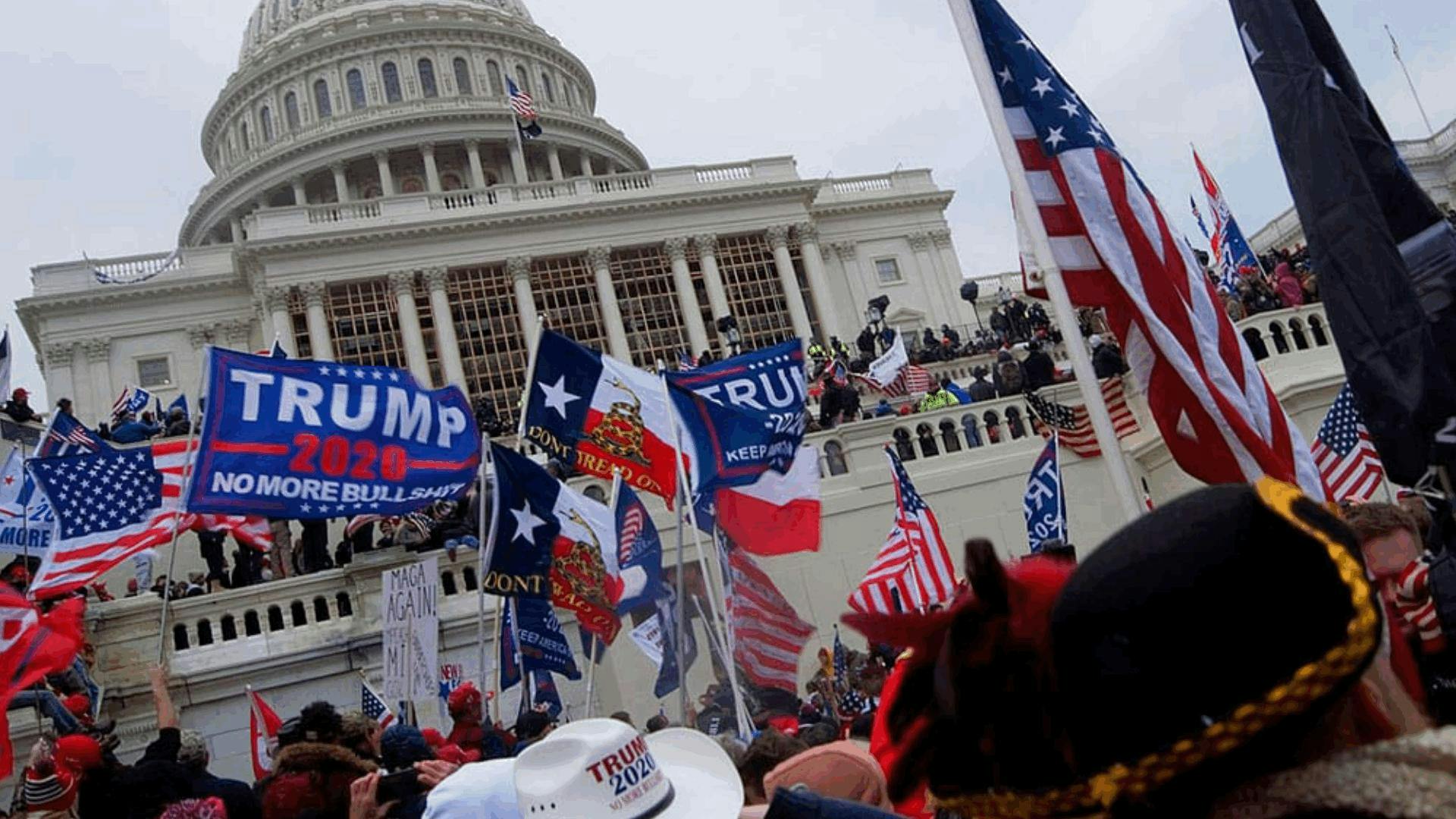 Alzados del 6 de enero buscan compensación del fondo millonario de Trump: críticos lo ven como un intento de justificar el asalto al Capitolio