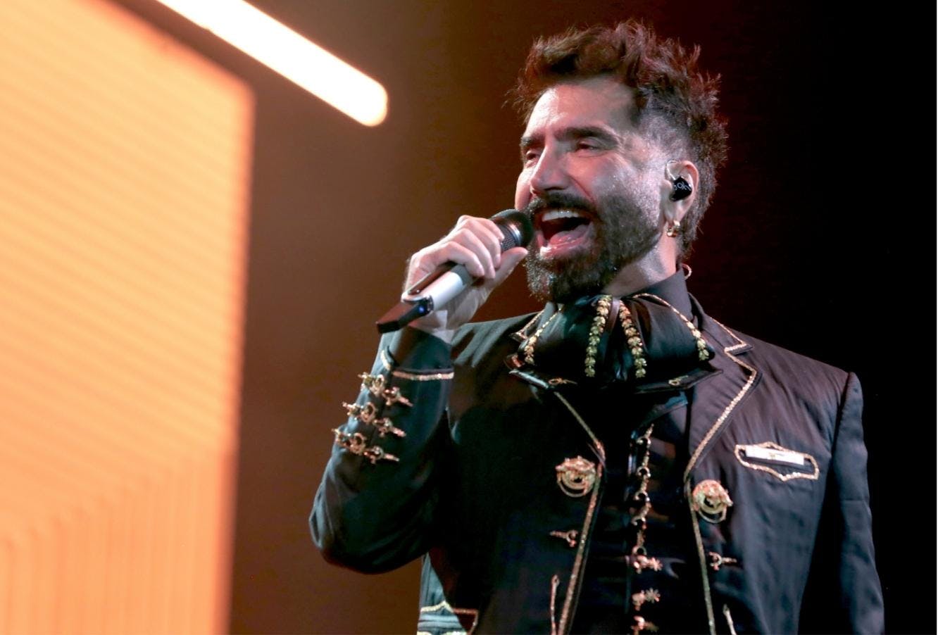Alejandro Fernández preocupa por el color de su lengua durante concierto y desata especulaciones