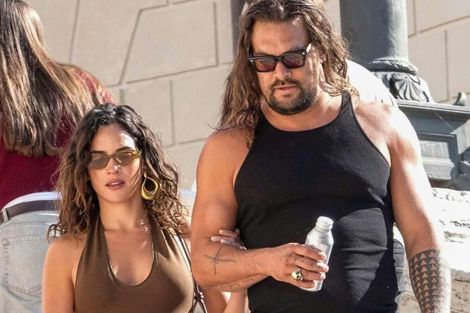 Jason Momoa sorprende a Adria Arjona con un inesperado regalo que la hizo llorar
